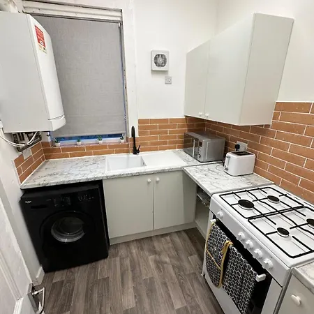 Affordable 2 Bedroom Apartment Close To Coop Live And Etihad Stadium-2